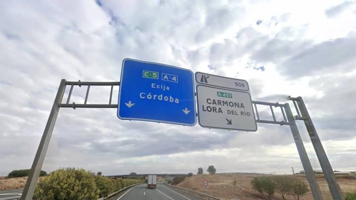 Un choque entre dos coches en Carmona deja una mujer muerta y dos heridos