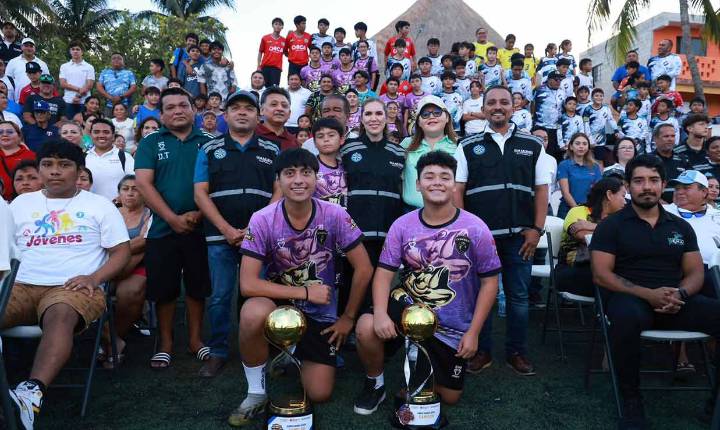Atenea Gómez Ricalde inicia la rehabilitación integral del campo de fútbol de Salina Chica en Isla Mujeres