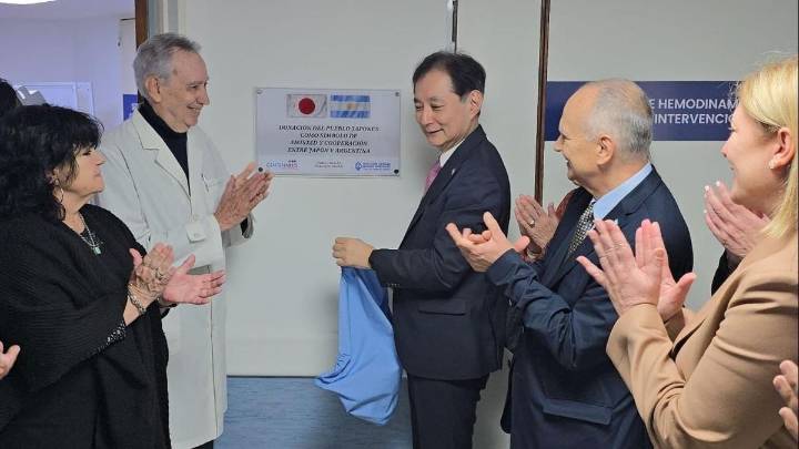 El carismático embajador de Japón volvió a Rosario, donó equipamiento al Hospital Centenario y cosechó elogios