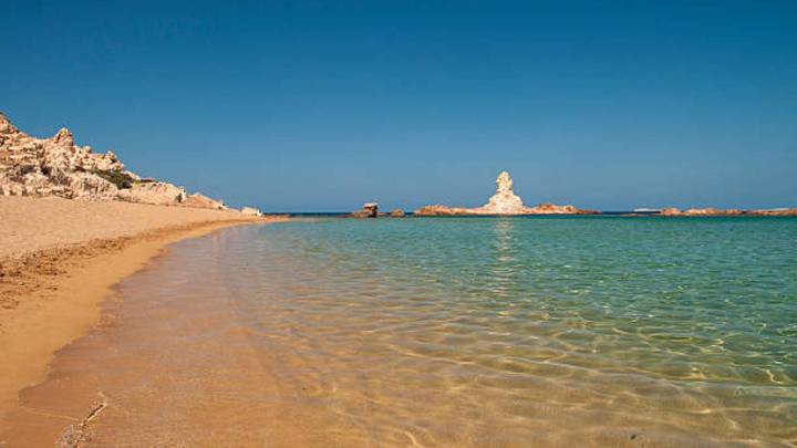 La cala de Baleares que esconde tres playas en su interior