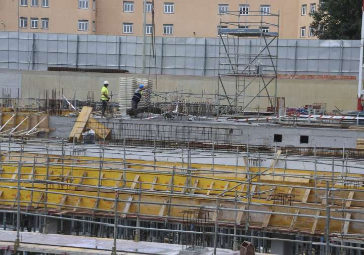 Las obras de pisos para jóvenes en Gijón alcanzan la cota de la calle y empezarán a ganar altura «en un mes»