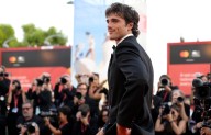 Jacob Elordi arrasa en la alfombra roja de Venecia