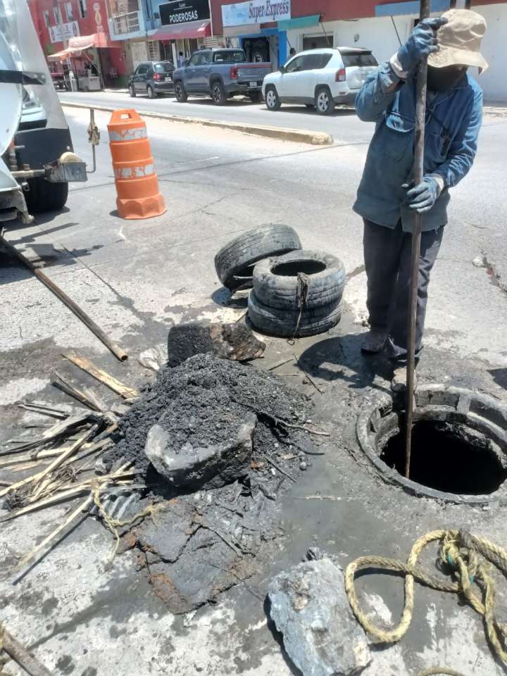 Interapas retira más de 300 kilos de basura del drenaje en...