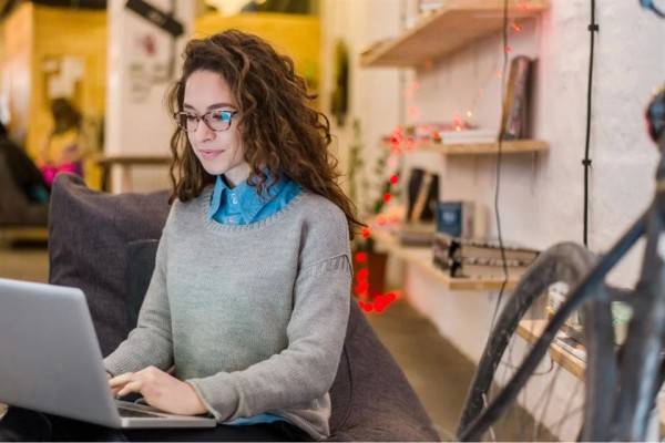 Enfrentan desigualdades jóvenes sin padres profesionistas