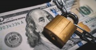 Adiós al dólar: quedan prohibidas todas las operaciones y el uso de los billetes en estos países