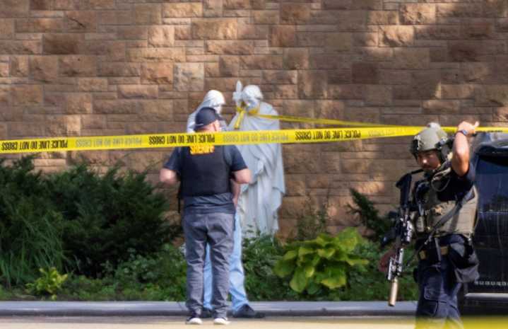 Dos niños muertos y 17 heridos en tiroteo en escuela católica de Minneapolis