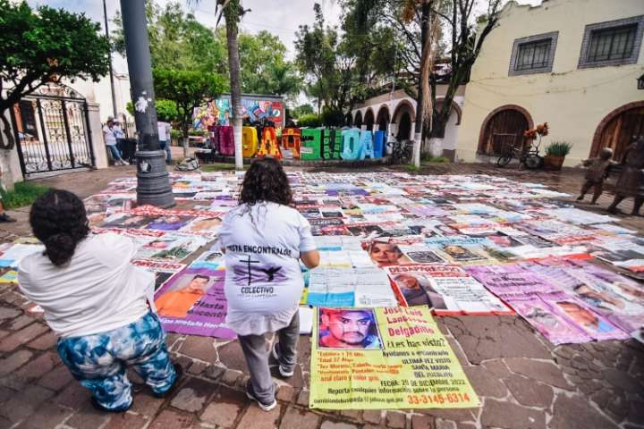 Pegan cédulas de búsqueda en zona turística de Tlaquepaque