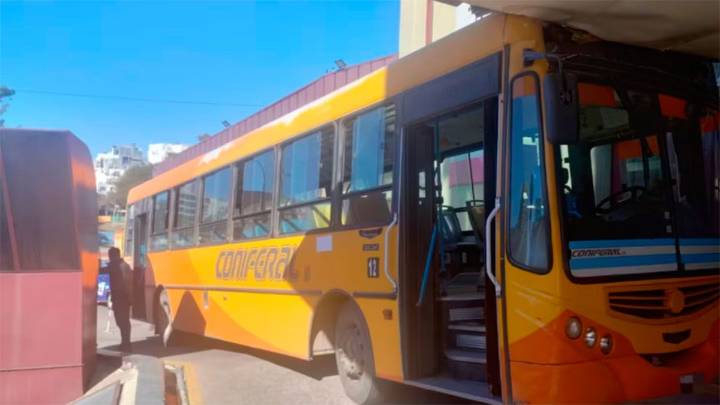 Córdoba: un colectivo se estrelló contra un hospital y dejó al menos ocho menores heridos