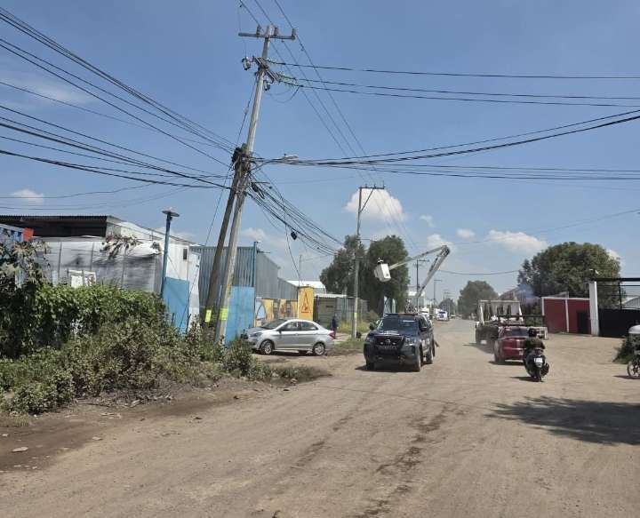 Gobierno de Tezoyuca realiza mantenimiento de luminarias