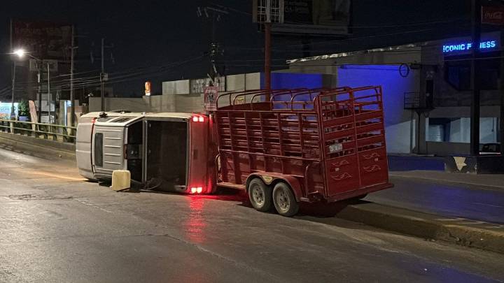 Conductor ebrio dormita, se estrella contra base de puente en LEA y vuelca
