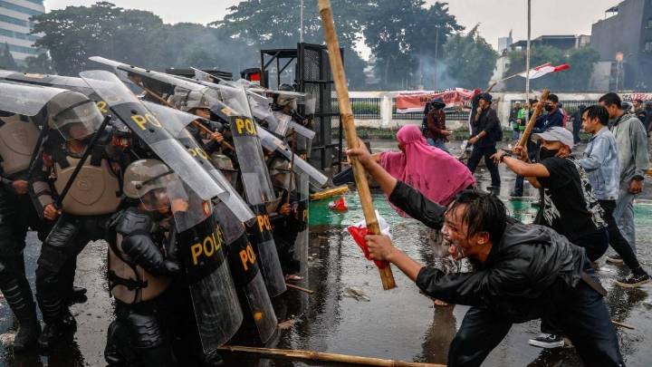 Protestan en Indonesia para rechazar el aumento salarial a diputados y exigir mejoras laborales