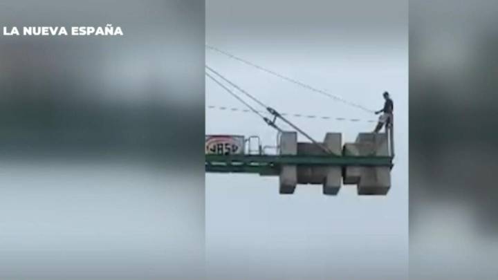 Tensa intervención policial en Gijón tras subirse un joven a una grúa a más de 30 metros de altura