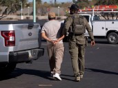 Cuál es la nueva ley de Texas que entra en vigor en septiembre y endurece las penas para migrantes que cometen este delito