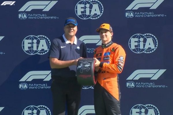 ¿Quién es el argentino que le entregó el premio a la pole a Piastri?