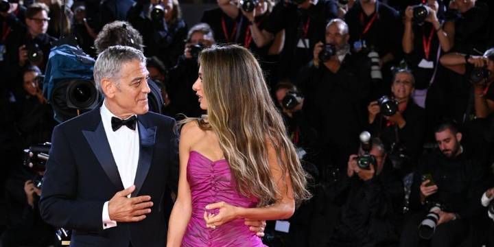Del minivestido de Amal Clooney a las transparencias de Hiba Abouk: así fue el segundo día del Festival de Venecia 2025