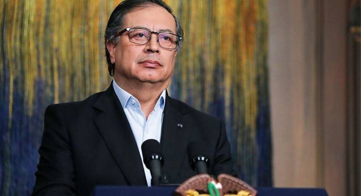 Presidente Petro defendió alza a los precios de la gasolina en Colombia El mandatario cuestionó las decisiones del gobierno Duque de dar subsidios al combustible, señalando que solo beneficia a los ri