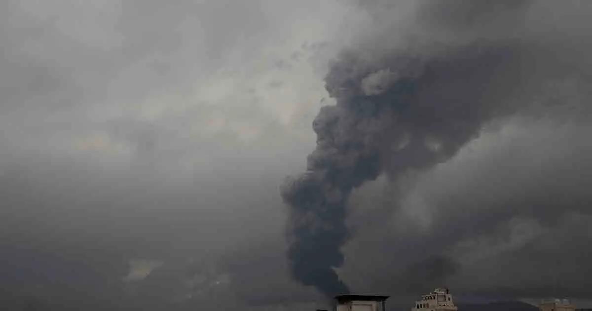 Israel bombardea base militar en Yemen; hutíes reafirman su apoyo a Gaza