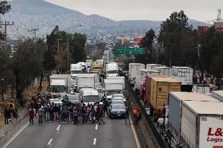Vecinos toman la caseta de Tepotzotlán en la autopista México–Querétaro y dan paso libre a automovilistas