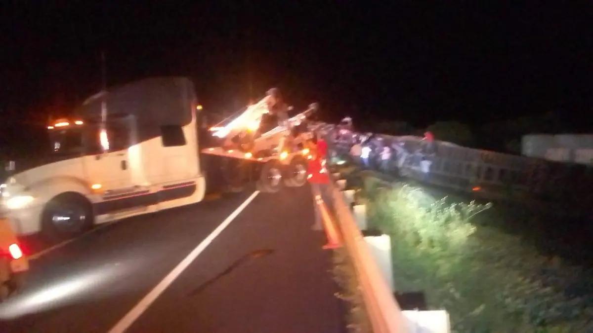 Se vuelca tráiler sobre la autopista Siglo XXI