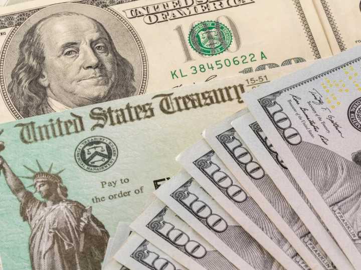 ¿Se viene un estímulo al cheque de $1,390 dólares este agosto de 2025? Cuándo llegaría y todo lo que sabemos tras la propuesta de reembolso de Trump