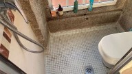"Tenía que ducharme encima del váter": el hotel más surrealista que recuerda Ponseti