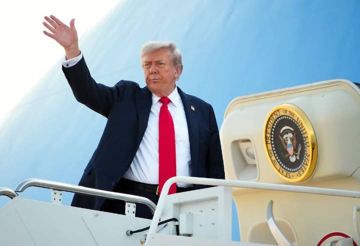 “¡Mucho en juego!". Trump viaja a Alaska para su reunión clave con Vladimir Putin sobre Ucrania: qué dijo antes de volar