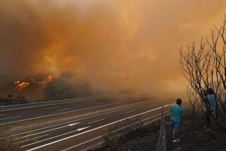 España consumida por los incendios en el noroeste y el oeste