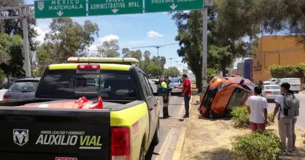 Accidente con volcadura provoca tráfico en Salvador Nava