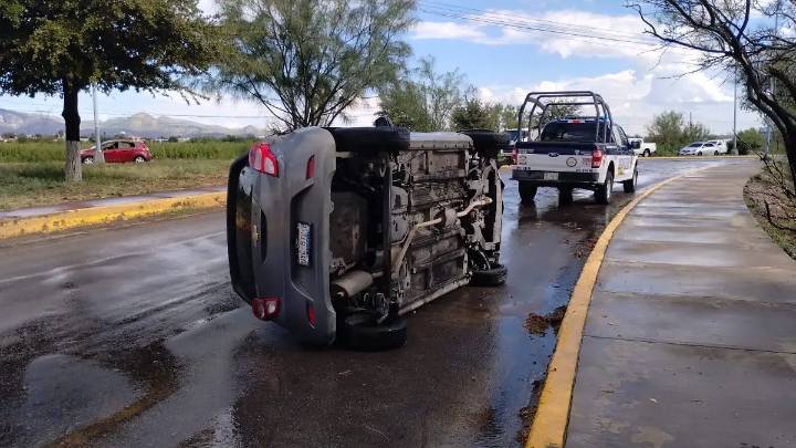 Pierde el control del volante y vuelca en la avenida Fuerza Aérea