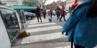 Cuatro heridos tras un impactante choque y vuelco en el barrio de Boedo: uno de los conductores quedó atrapado dentro del auto