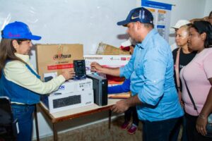 Marisel Velásquez entregó equipos tecnológicos a la Sala del Sistema de Gobierno Popular de Campomar