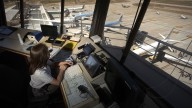 Los controladores aéreos levantaron el paro programado para este jueves