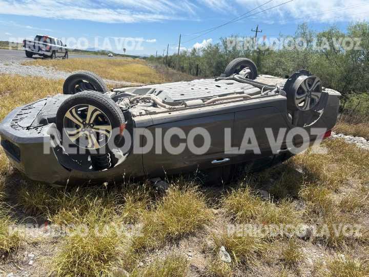 Les truena llanta y vuelcan