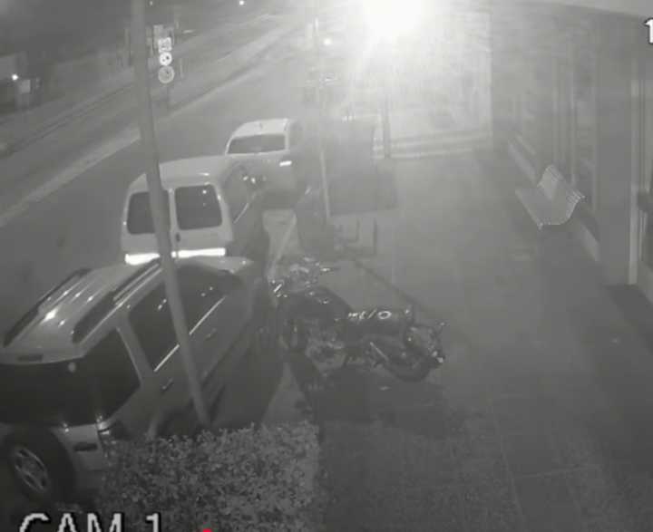 Video: Se chocaron autos estacionados frente a bomberos, también un patrullero
