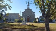 Escapada al mar: el pueblo para descansar y fotografiar sus fachadas, bien cerca de la playa
