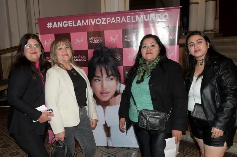 ÁNGELA LEIVA DELEITÓ A LOS SANTIAGUEÑOS