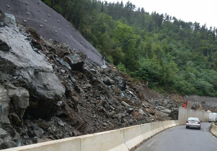 Los restos de una detonación programada provocan el cierre durante horas de la GI