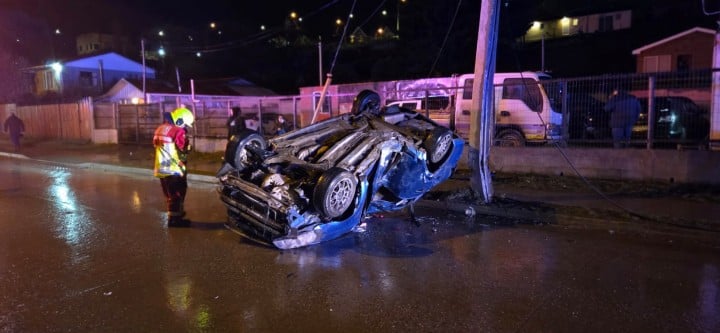 Tres personas graves tras choque y volcamiento de alta energía