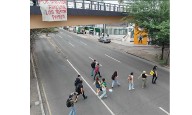Protestan estudiantes en puente peatonal; Pugnan por semáforo