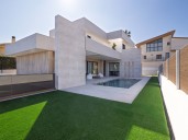 Región | La casa de Molina donde la geometría habla en verso, los volúmenes flotan y la piscina es un espejo arquitectónico