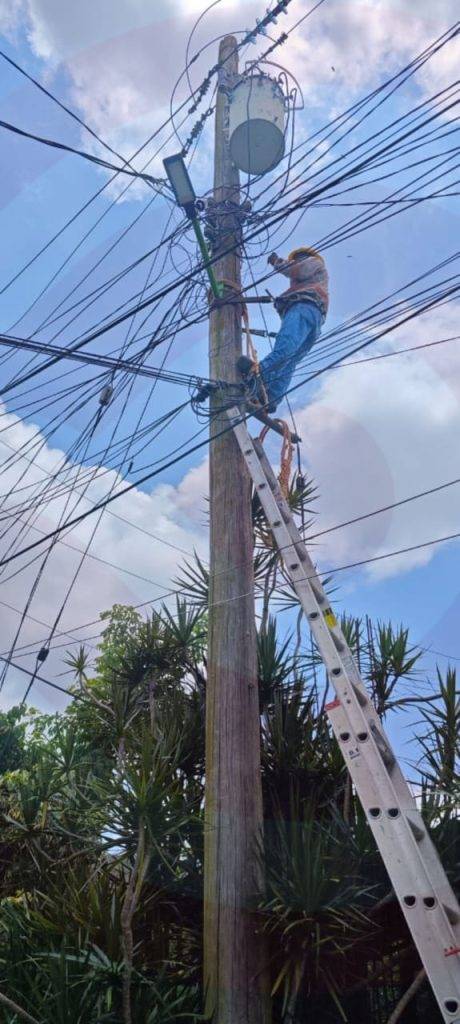 Reparan y dan mantenimiento a luminarias en Barrio San Juan