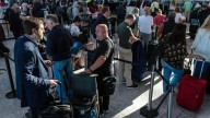 La inflación del Reino Unido acelera, impulsada por tarifas aéreas, hoteles