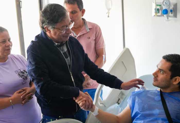 Policías heridos en ataque en Amalfi recibieron la visita del presidente Petro