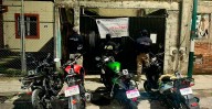 FGE asegura moto con reporte de robo y tres con alteraciones tras cateo en Morelia