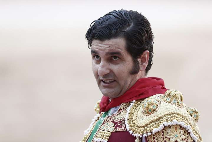 Morante de la Puebla sufre una cogida en el primer toro de la tarde en Pontevedra