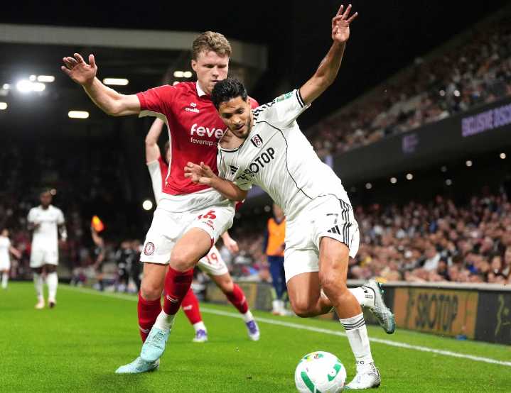 Raúl abre cuota goleadora