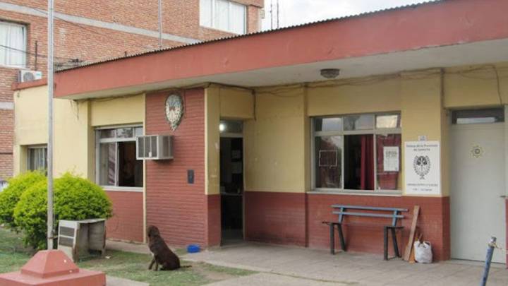 El policía que se atrincheró estuvo de guardia en la Comisaría 16ª de Recreo, pero los vecinos aseguran que lo vieron a la medianoche en su casa