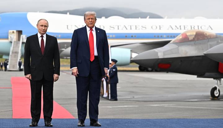 Trump intenta deslumbrar a Putin con un despliegue de F