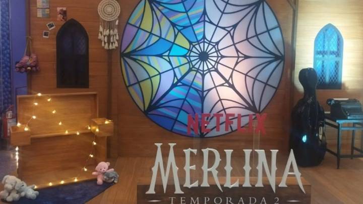 ALFOMBRA MORADA DE PIECITO, CELEBRAN EL REGRESO DE MERLINA CON ESTILO GÓTICO
