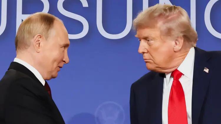 Documentos confidenciales de cumbre Trump-Putin aparecen en hotel de Alaska
